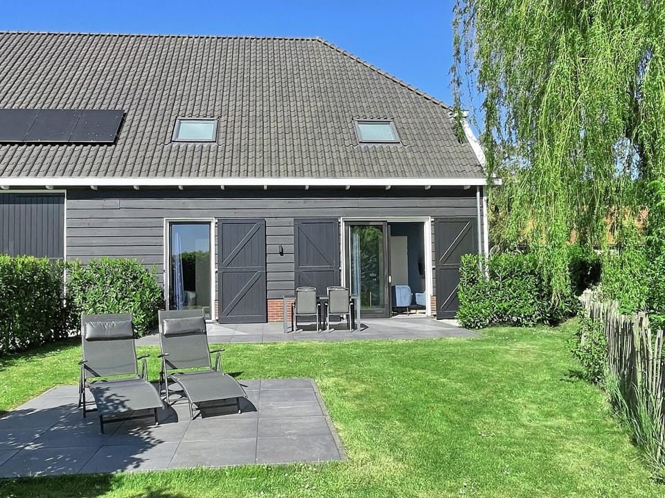 Property building, Garden, Balcony/Terrace