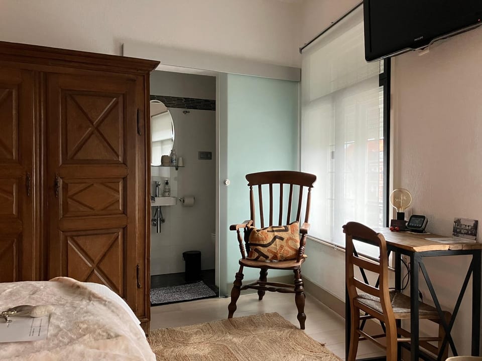 Bed, TV and multimedia, Photo of the whole room, Bedroom, hair dresser