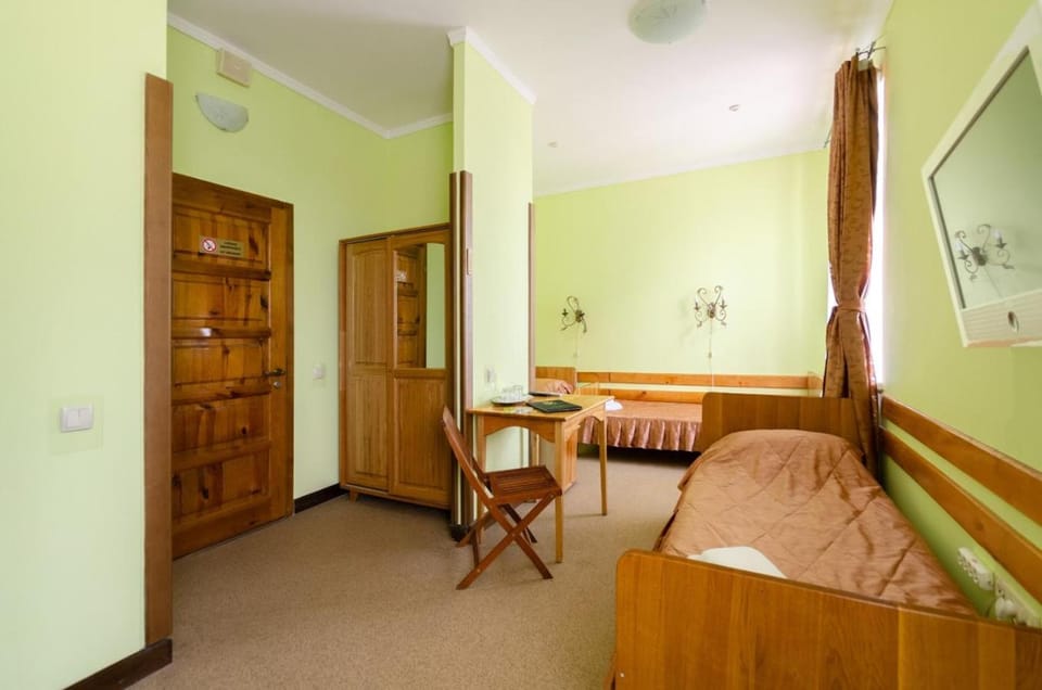 Bed, Photo of the whole room, Seating area, Bedroom