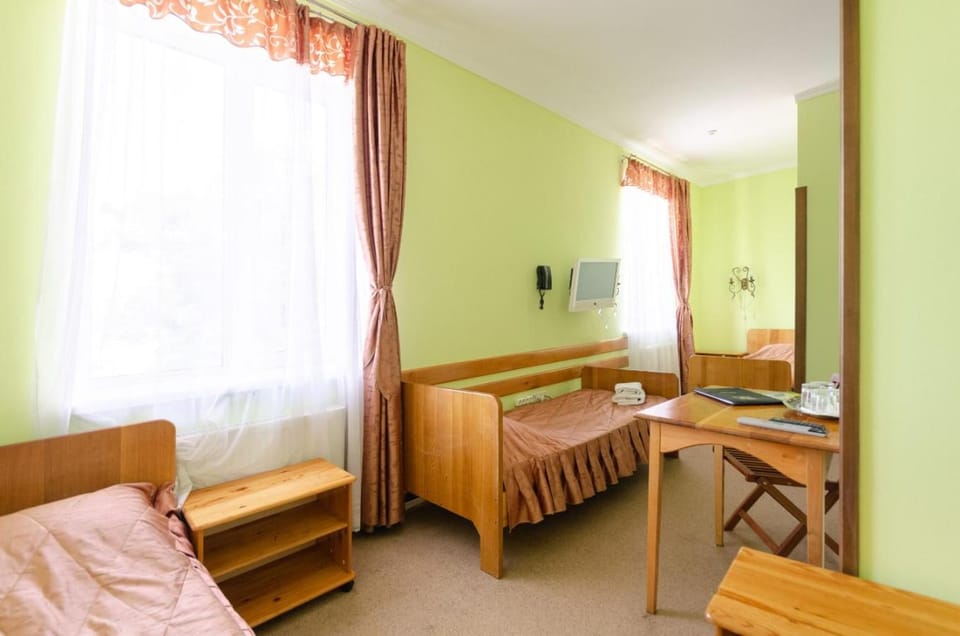 Bed, Living room, Photo of the whole room, Seating area, Bedroom