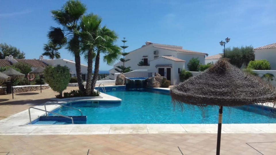 Property building, Balcony/Terrace, Swimming pool