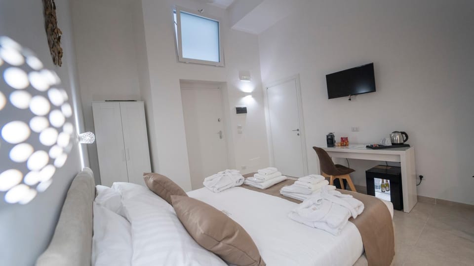 Bed, TV and multimedia, Photo of the whole room, Bedroom