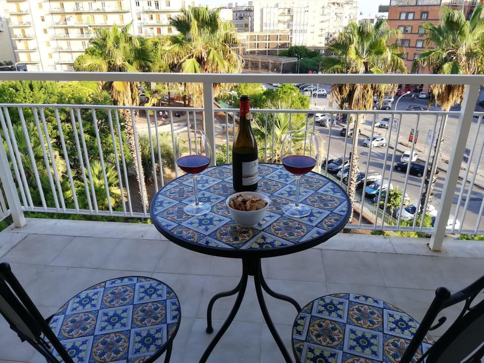 View (from property/room), Balcony/Terrace, City view, Street view