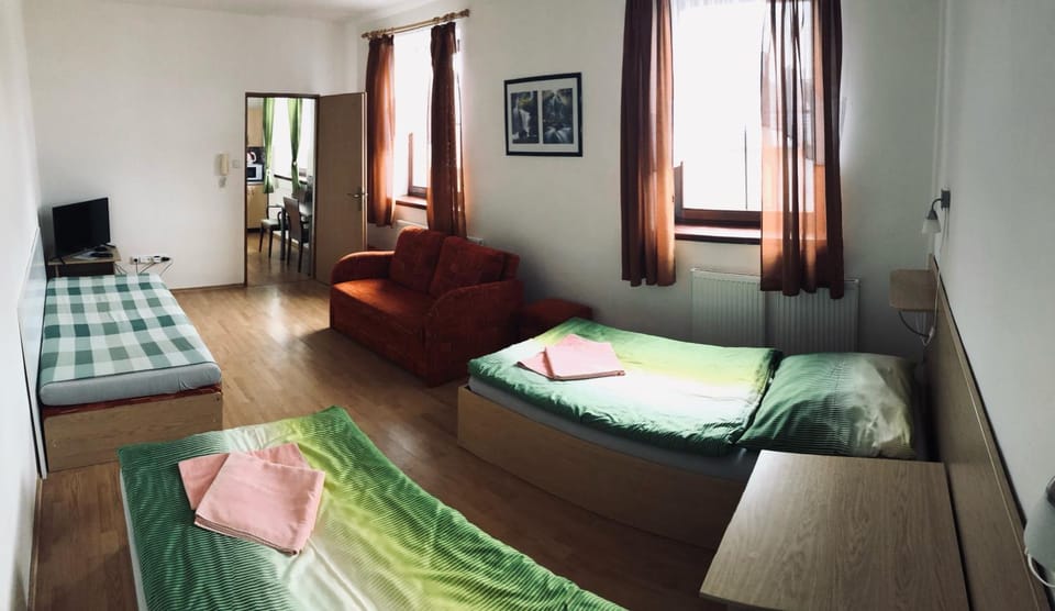 Communal lounge/ TV room, TV and multimedia, Living room, Photo of the whole room, Seating area, Bedroom