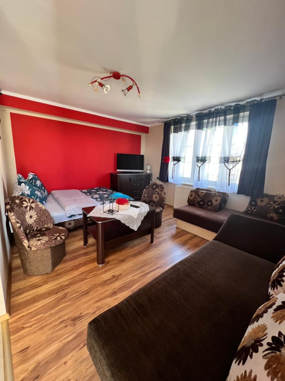 Bed, TV and multimedia, Photo of the whole room