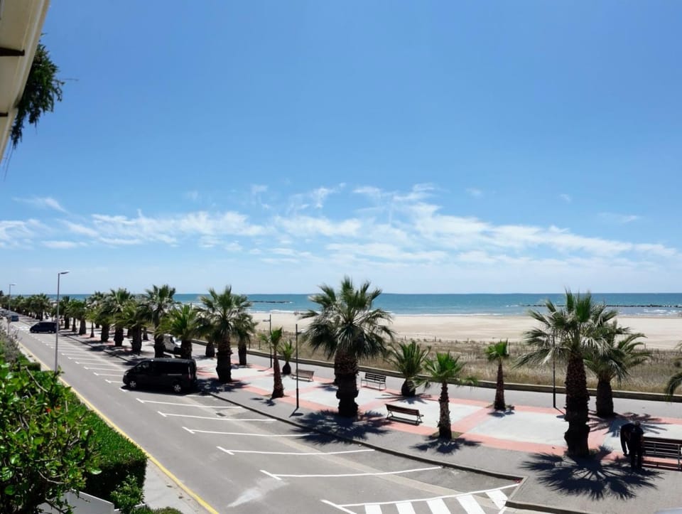 Sea view, Street view