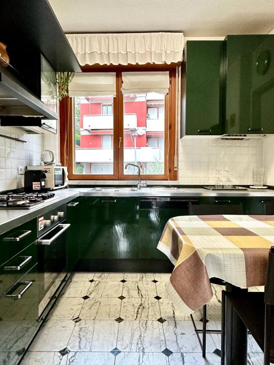 Kitchen or kitchenette, Dining area, stove