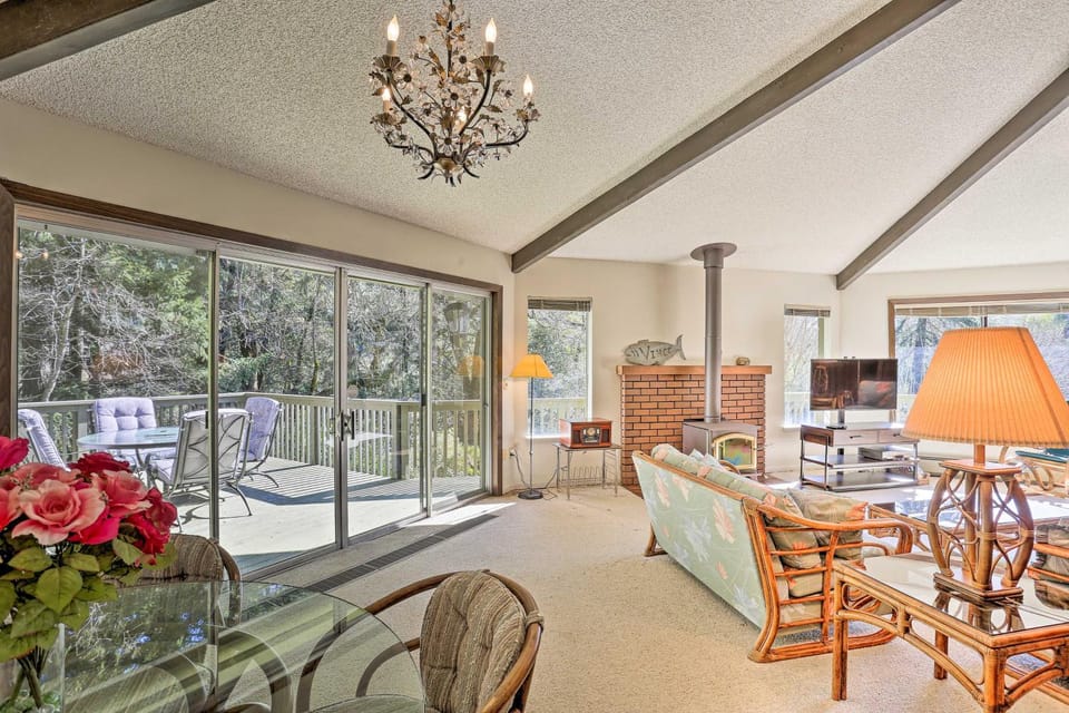 Woodsy Willow Creek Getaway w/ Pool & Deck! House in Willow Creek