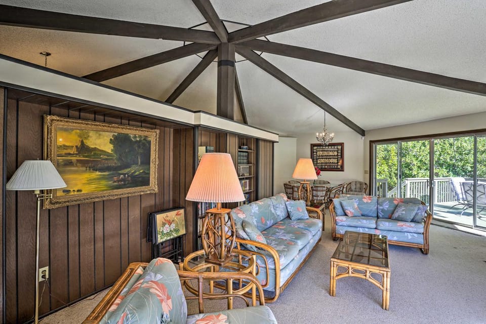 Woodsy Willow Creek Getaway w/ Pool & Deck! House in Willow Creek