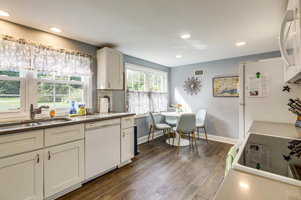 Hampton 'Quiet Corner Cottage' w/ Fireplace & Yard House in Connecticut