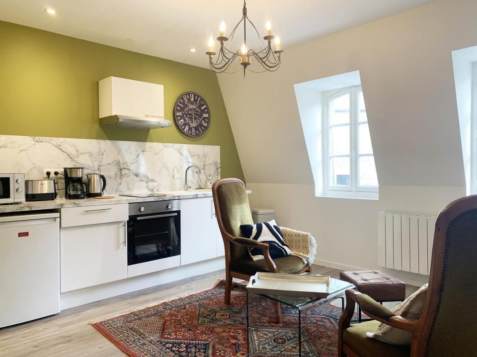 Klimt - Parking - Independent Entrance Apartment in Chartres