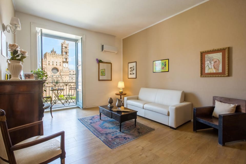 Living room, Lounge or bar, Landmark view