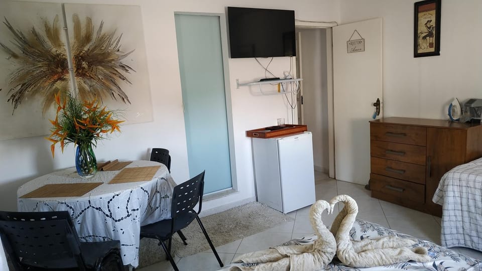 Bed, TV and multimedia, Photo of the whole room, oven