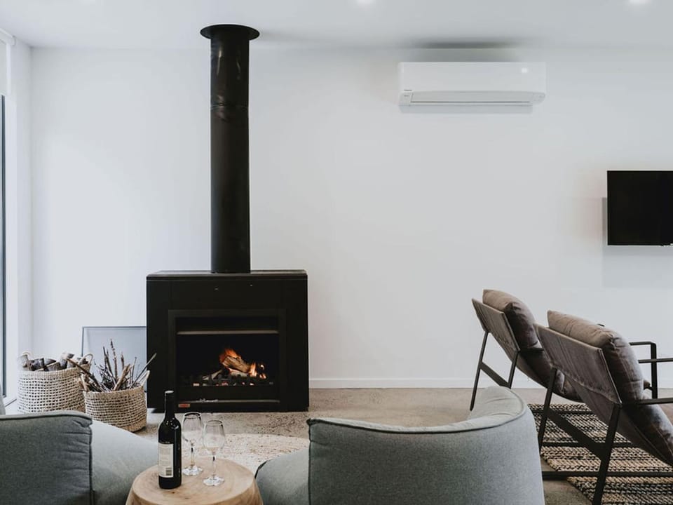 Lithic House -wood fire and bush views House in Daylesford
