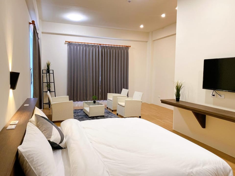 Bed, TV and multimedia, Photo of the whole room, Bedroom