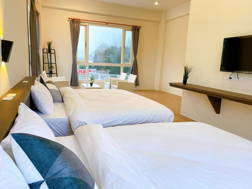 Bed, Photo of the whole room, Seating area, Bedroom