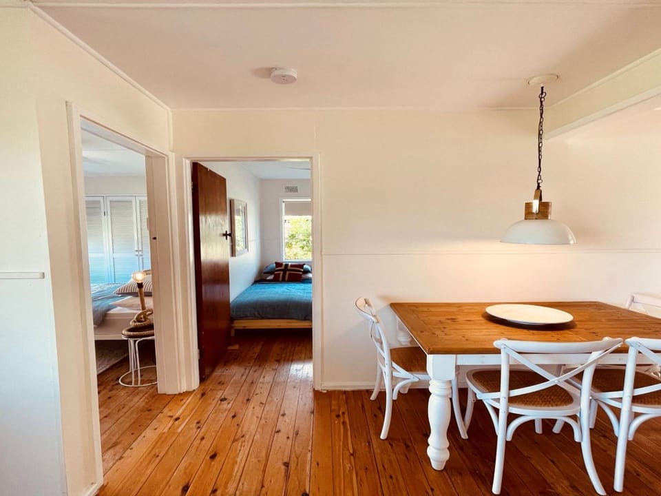 Bed, Dining area, Bedroom