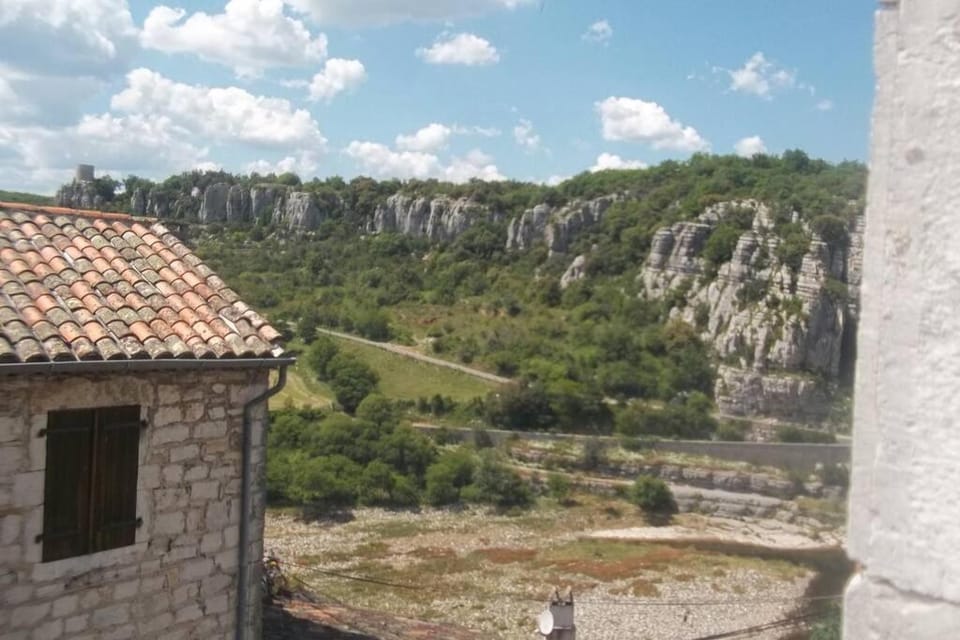 maison pierre et voûte au cœur du village House in Balazuc