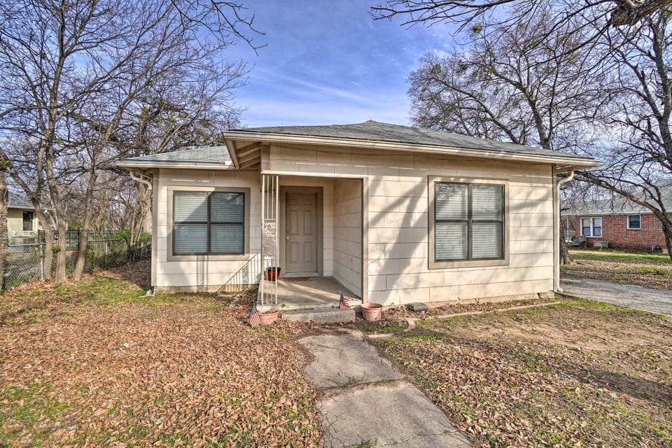 4 Miles to Lake Jacksboro: Cozy Texas Cottage House in Texas