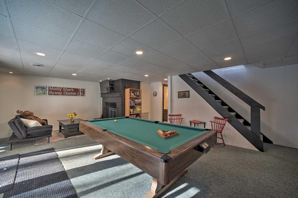 Cozy A-Frame Cabin w/ Pool Table: 8 Mi to Mt Snow! Cabin in Wilmington