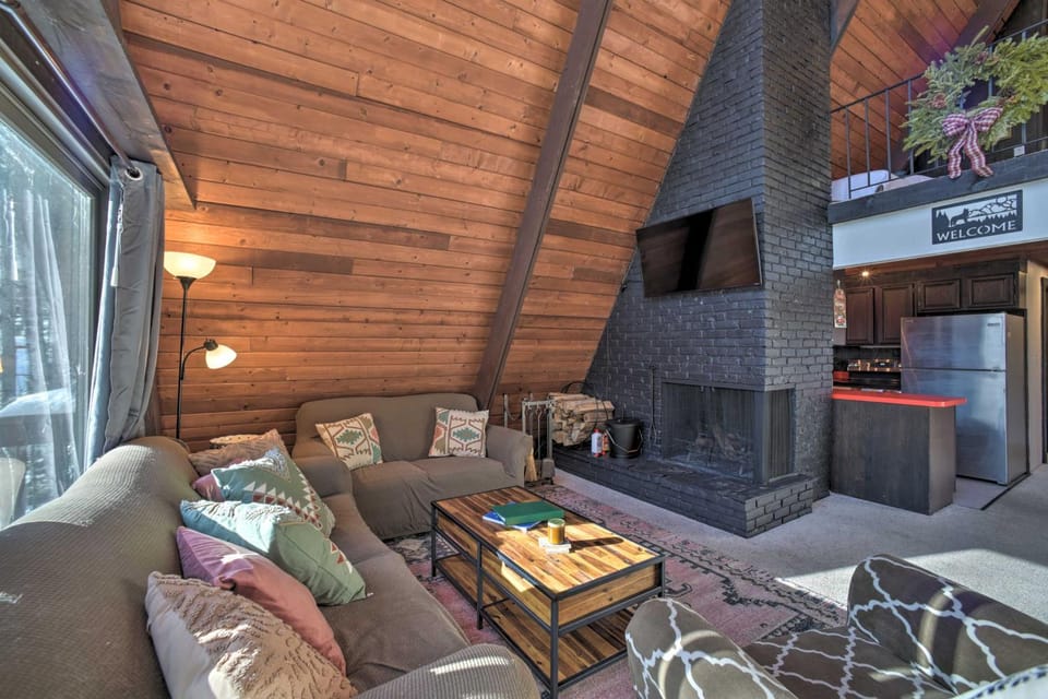 Cozy A-Frame Cabin w/ Pool Table: 8 Mi to Mt Snow! Cabin in Wilmington