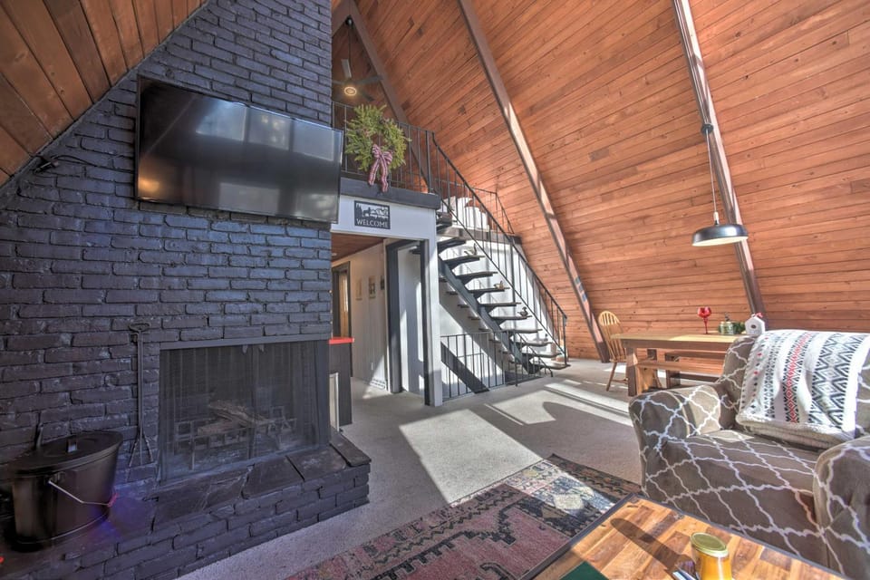 Cozy A-Frame Cabin w/ Pool Table: 8 Mi to Mt Snow! Cabin in Wilmington