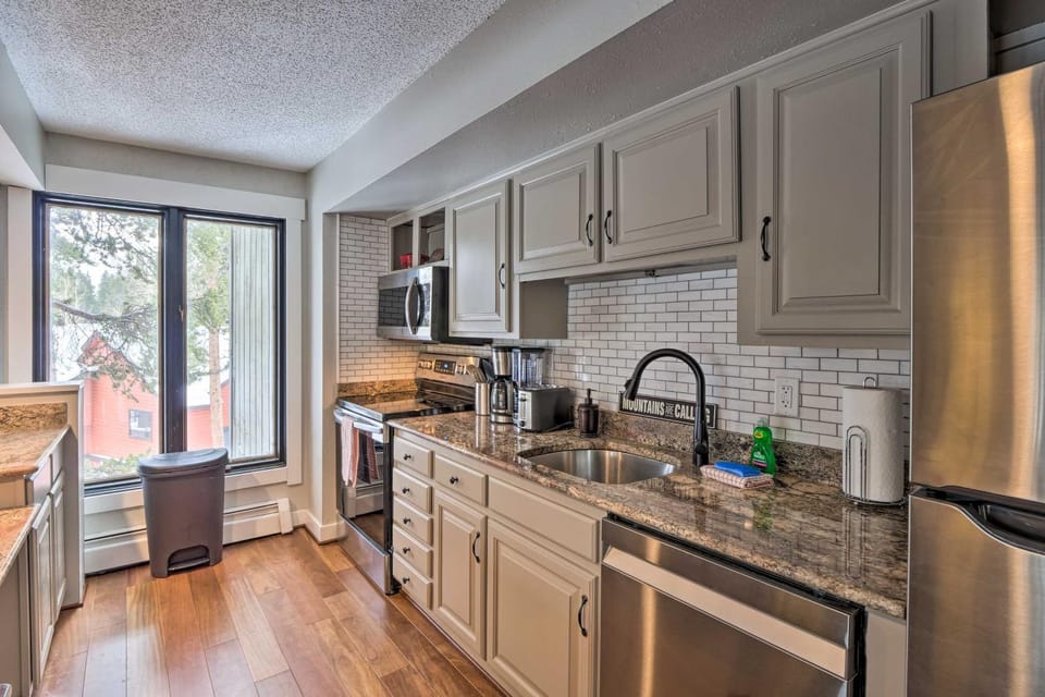 < 1 Mi to Peak 8: Ski Condo in Breck w/ Mtn Views House in Breckenridge