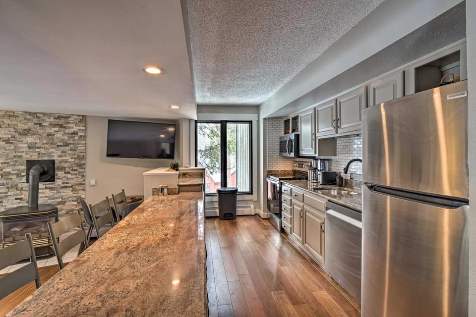 < 1 Mi to Peak 8: Ski Condo in Breck w/ Mtn Views House in Breckenridge