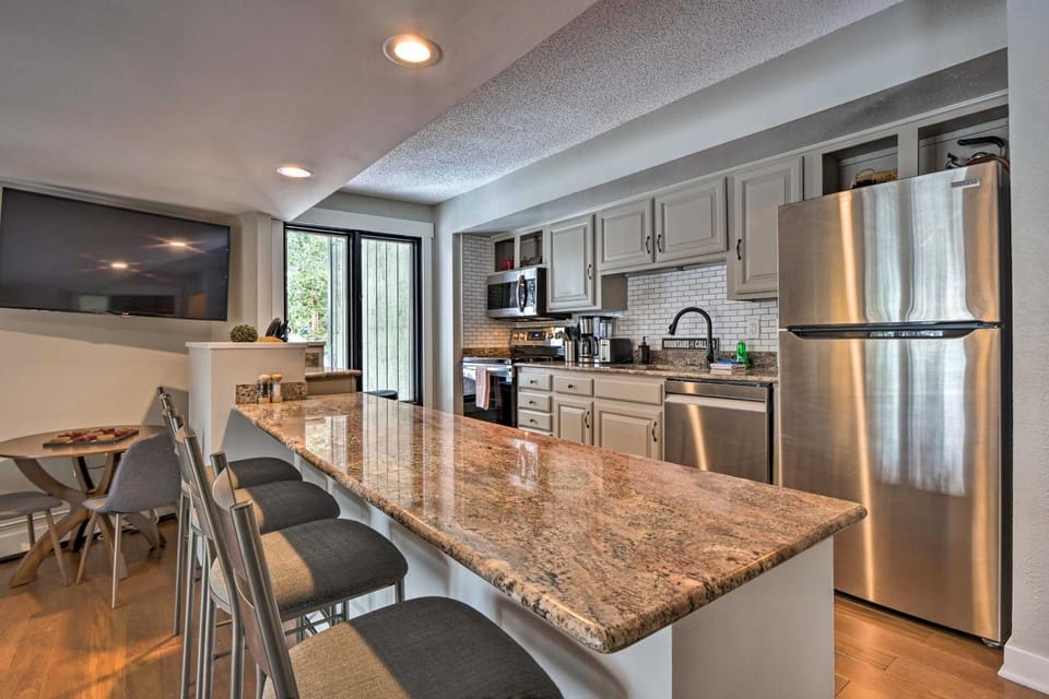 < 1 Mi to Peak 8: Ski Condo in Breck w/ Mtn Views House in Breckenridge