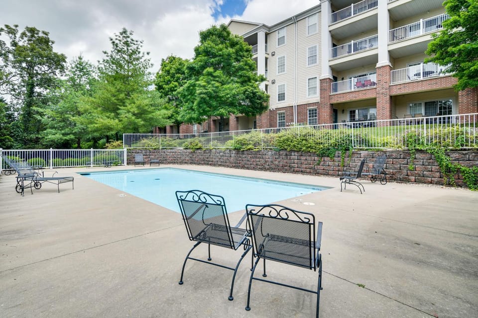 Branson Condo w/ Pool Access & Views, 3 Mi Dtwn! House in Branson