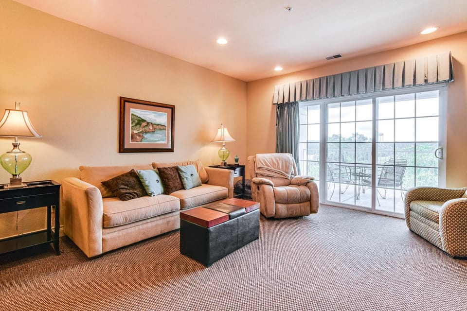 Branson Condo w/ Pool Access & Views, 3 Mi Dtwn! House in Branson