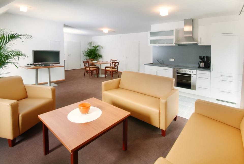 TV and multimedia, Kitchen or kitchenette, Living room, Seating area, Dining area