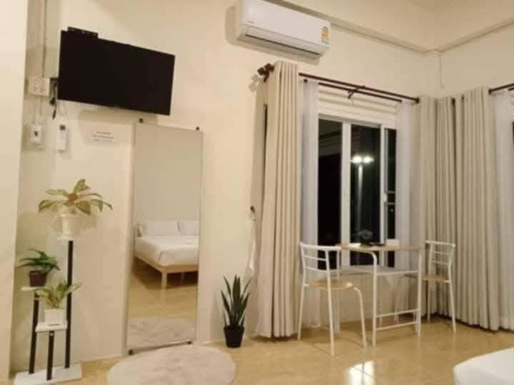 TV and multimedia, Living room, Photo of the whole room, Bedroom, air conditioner