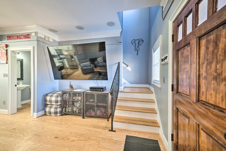 Modern Retreat ~ 1/2 Mi to Bryant-Denny Stadium House in Northport