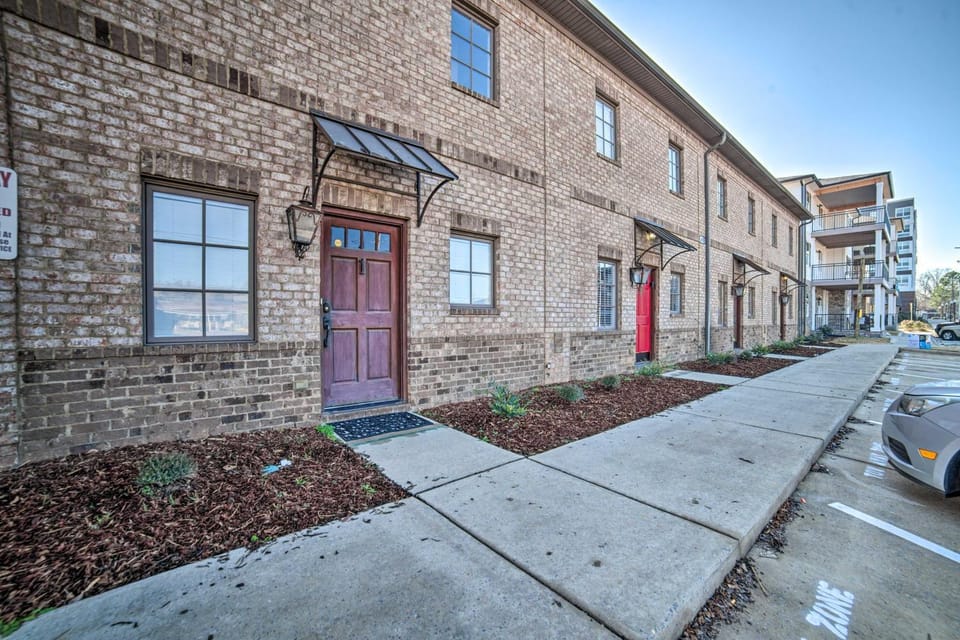 Modern Retreat ~ 1/2 Mi to Bryant-Denny Stadium House in Northport