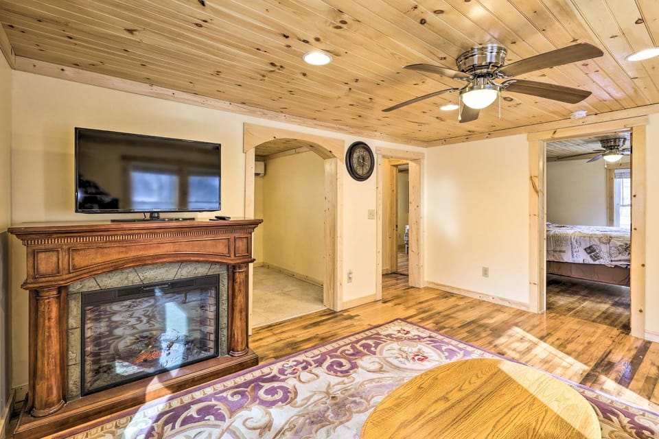 Quaint Appalachian Getaway ~ 2 Mi to Boone! House in Watauga