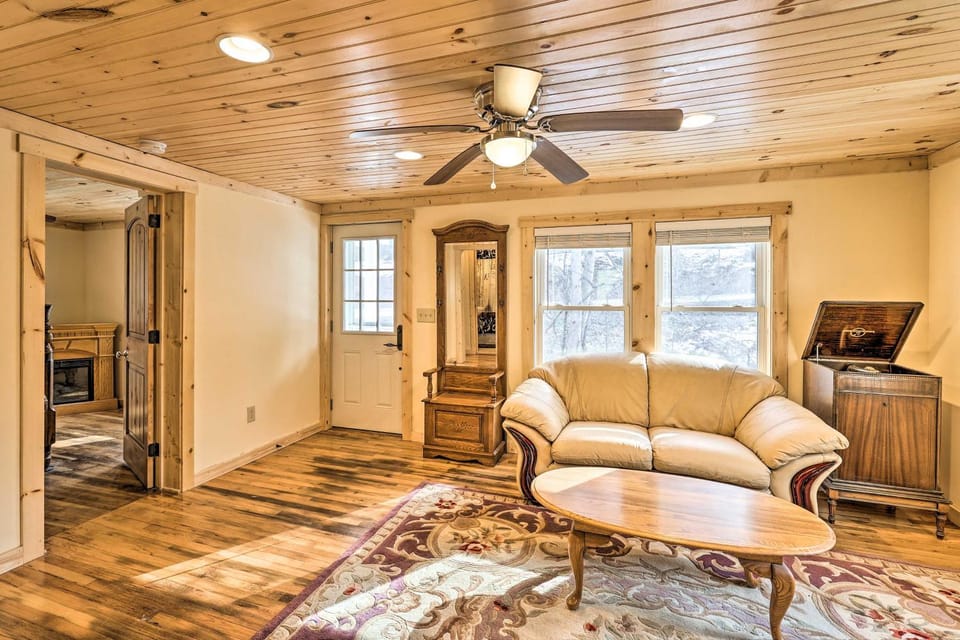 Quaint Appalachian Getaway ~ 2 Mi to Boone! House in Watauga
