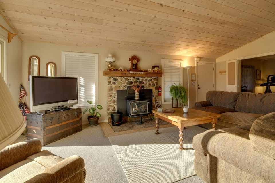 Secluded Mountain Hideaway < 8 Miles to Bass Lake! House in Sierra Nevada