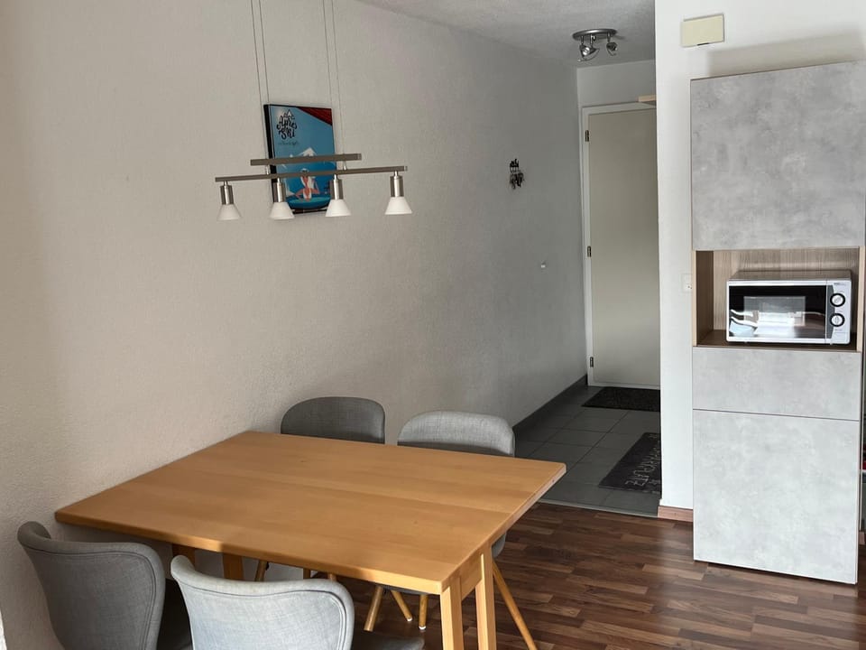 Dining area, minibar