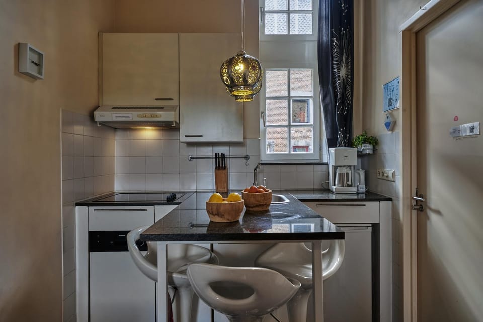 Kitchen or kitchenette, Dining area, stove