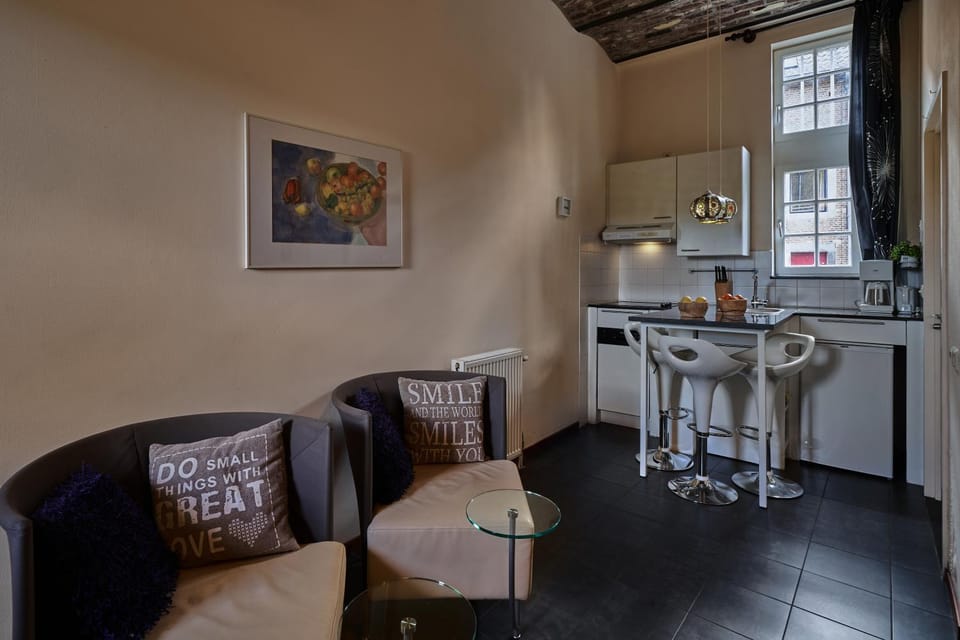 Kitchen or kitchenette, Seating area, Dining area