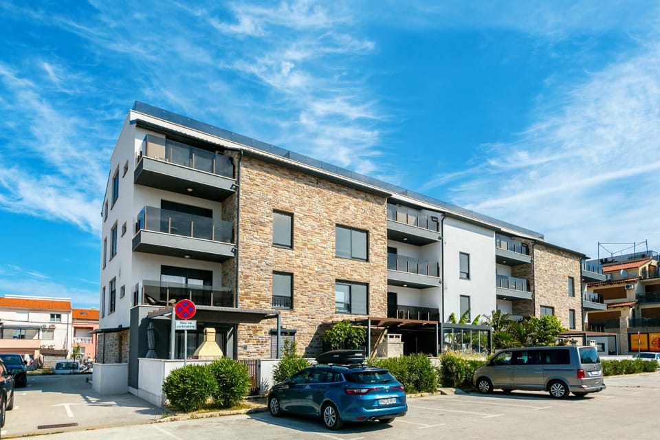 Property building, Street view, Location