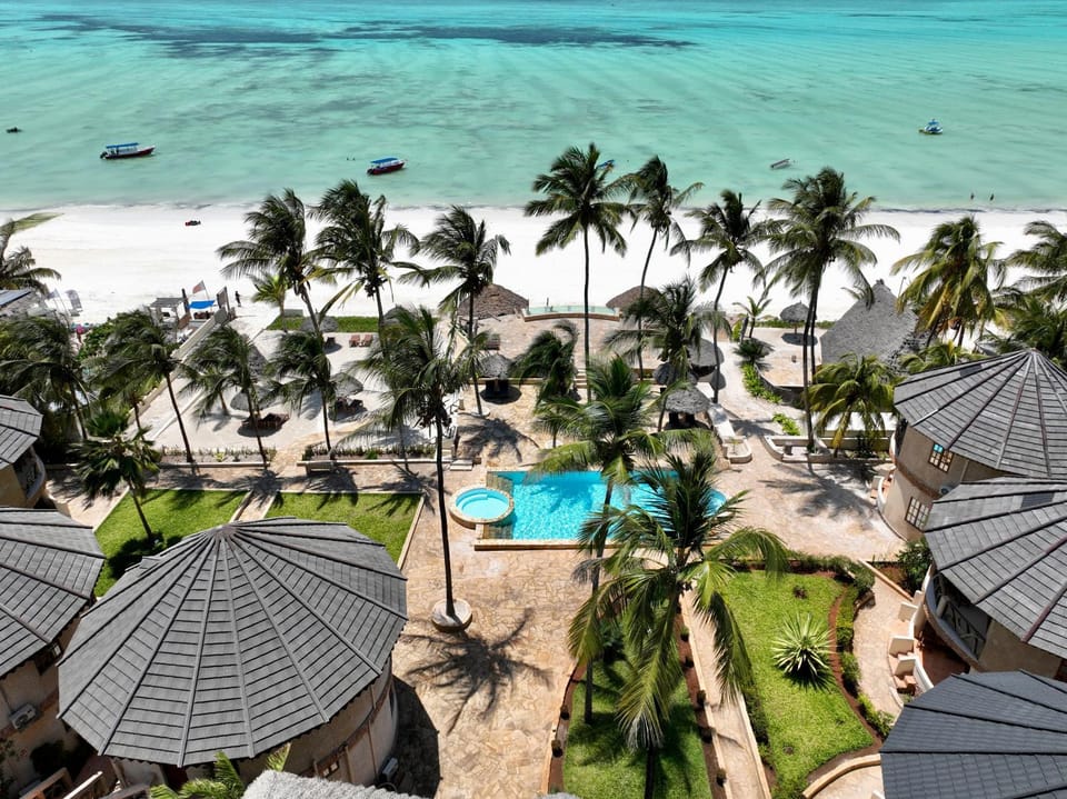 Day, Bird's eye view, Beach, Pool view, Sea view, Swimming pool, sunbed