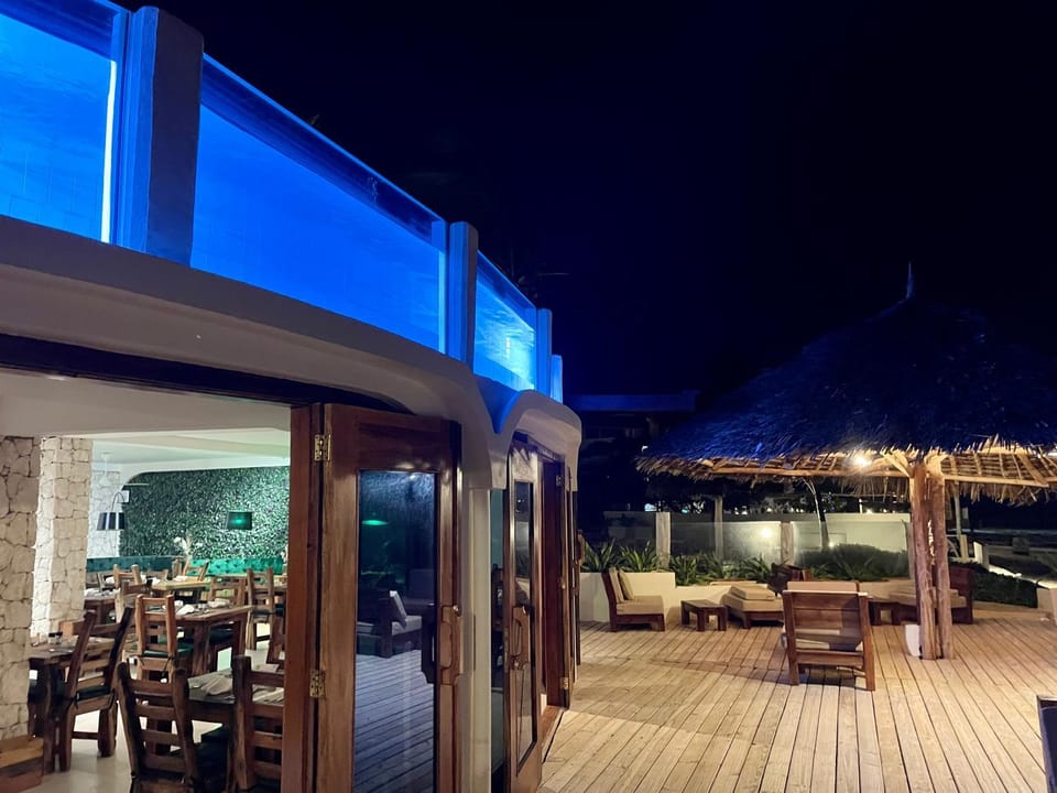 Restaurant/places to eat, Balcony/Terrace, Swimming pool
