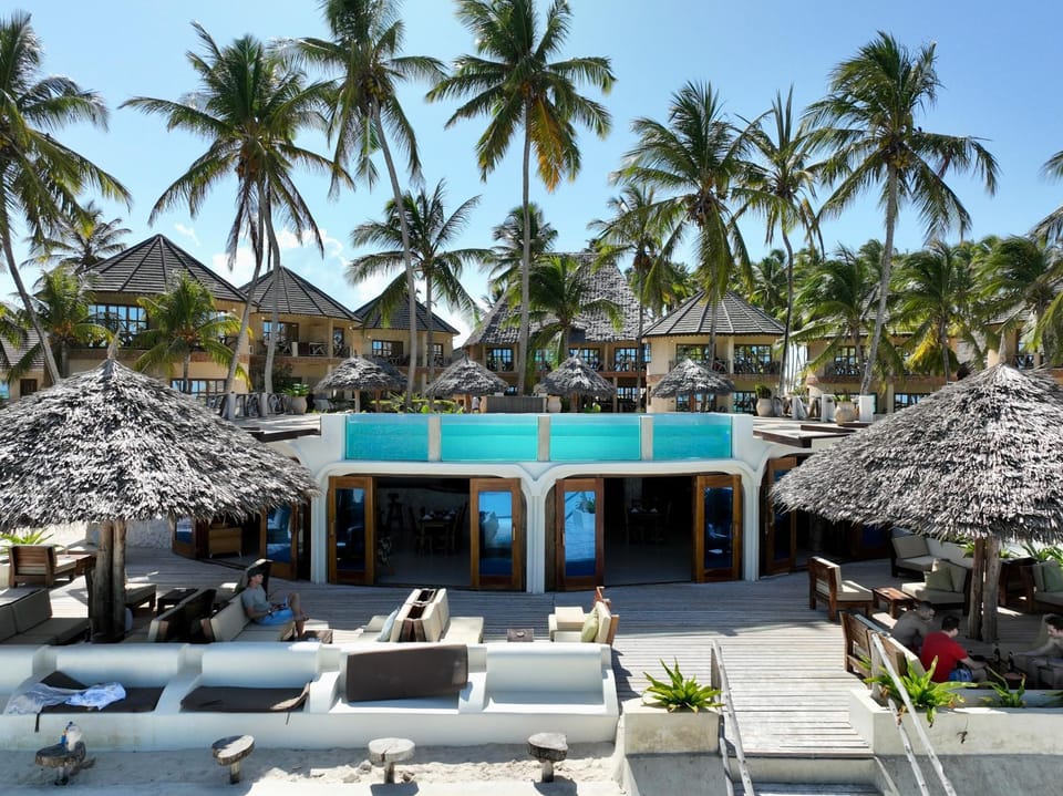 Property building, Restaurant/places to eat, Day, Natural landscape, Balcony/Terrace, Lounge or bar, Beach, Pool view, Swimming pool, sunbed