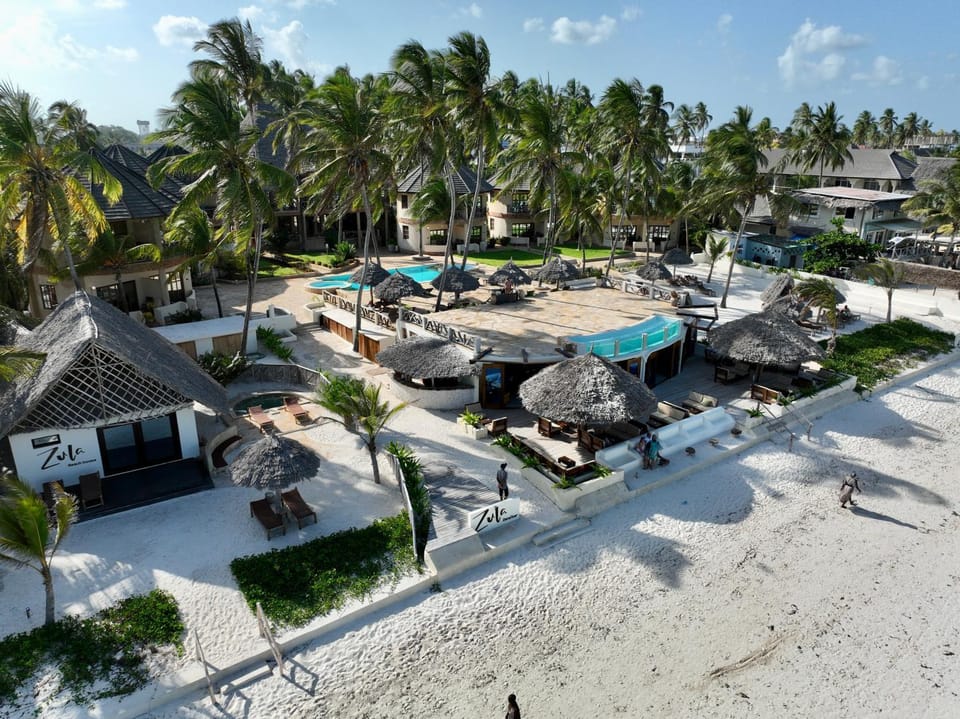 Property building, Day, Neighbourhood, Bird's eye view, Balcony/Terrace, Beach, Pool view, Swimming pool, Location, sunbed
