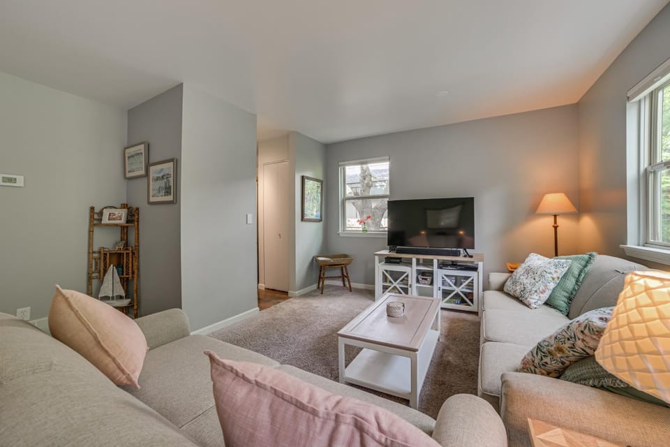 Harbor Springs Winter Retreat ~ 6 Mi to Skiing! House in Harbor Springs