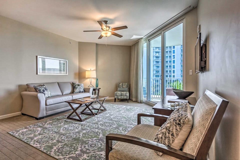 Destin Condo w/ Amenities & Pool < 1/2 Mi to Beach House in Destin