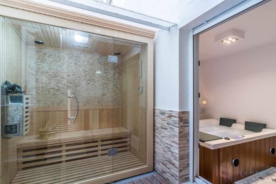 Lujo a tu alcance con spa y garaje, pleno centro Apartment in Huelva