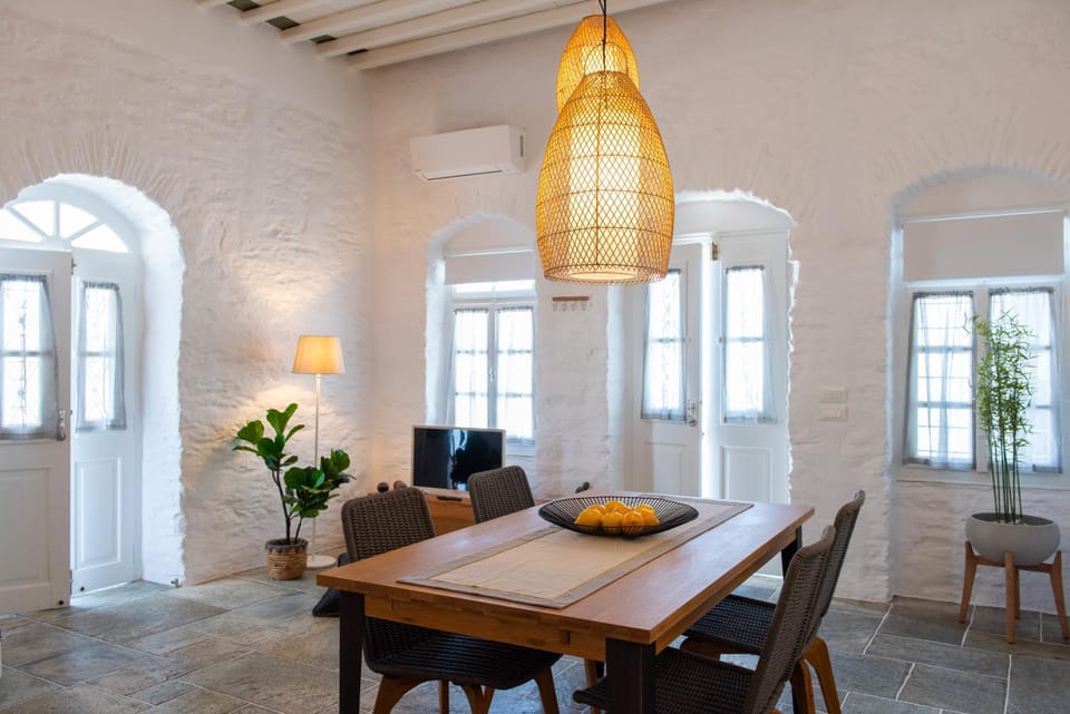 NIREAS STONEHOUSE IN APOLLONIA SIFNOS House in Milos
